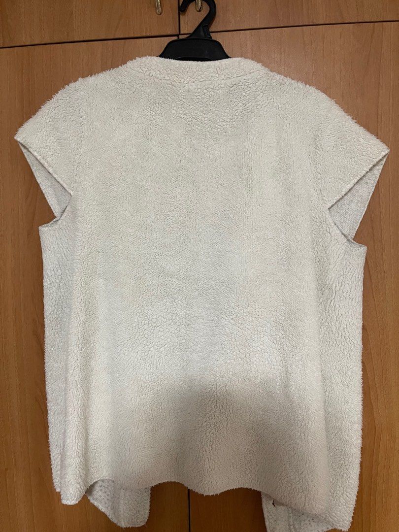 Uniqlo Fleece Vest (Category: Vests) located in Manila. Submitted by lucas_cl (Listing ID 1407809722, Image 2). Description: - Uniqlo fleece vest - Button-down front - Sleeveless design - Soft, textured exterior - Neutral color - Round neckline - Straight hemline - Comfortable layering piece Lightly used, NO ISSUE.