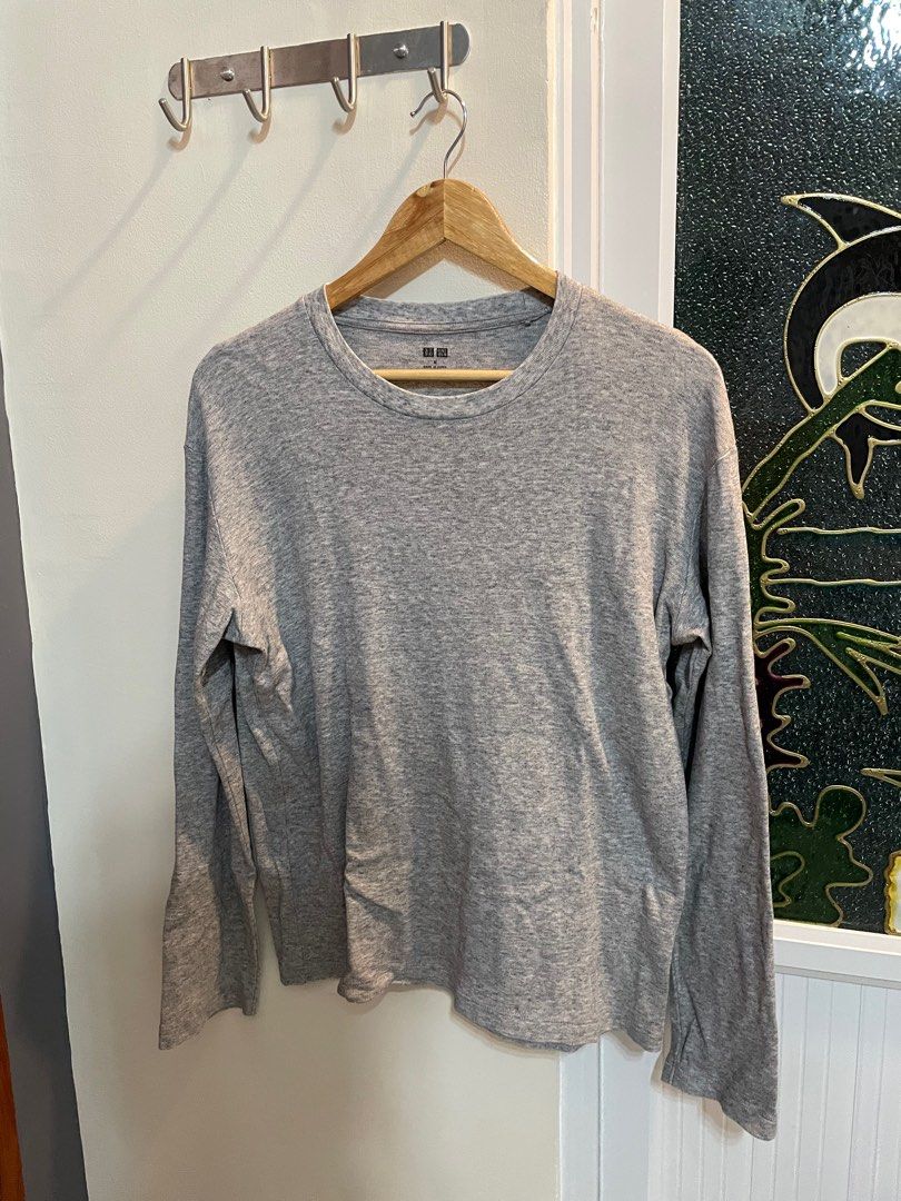 Uniqlo Gray Sweater Men's Small (Category: Hoodies) located in Manila. Submitted by arfernando (Listing ID 1407901101, Image 1). Description: Uniqlo Gray Sweater Men's Small Negotiable.