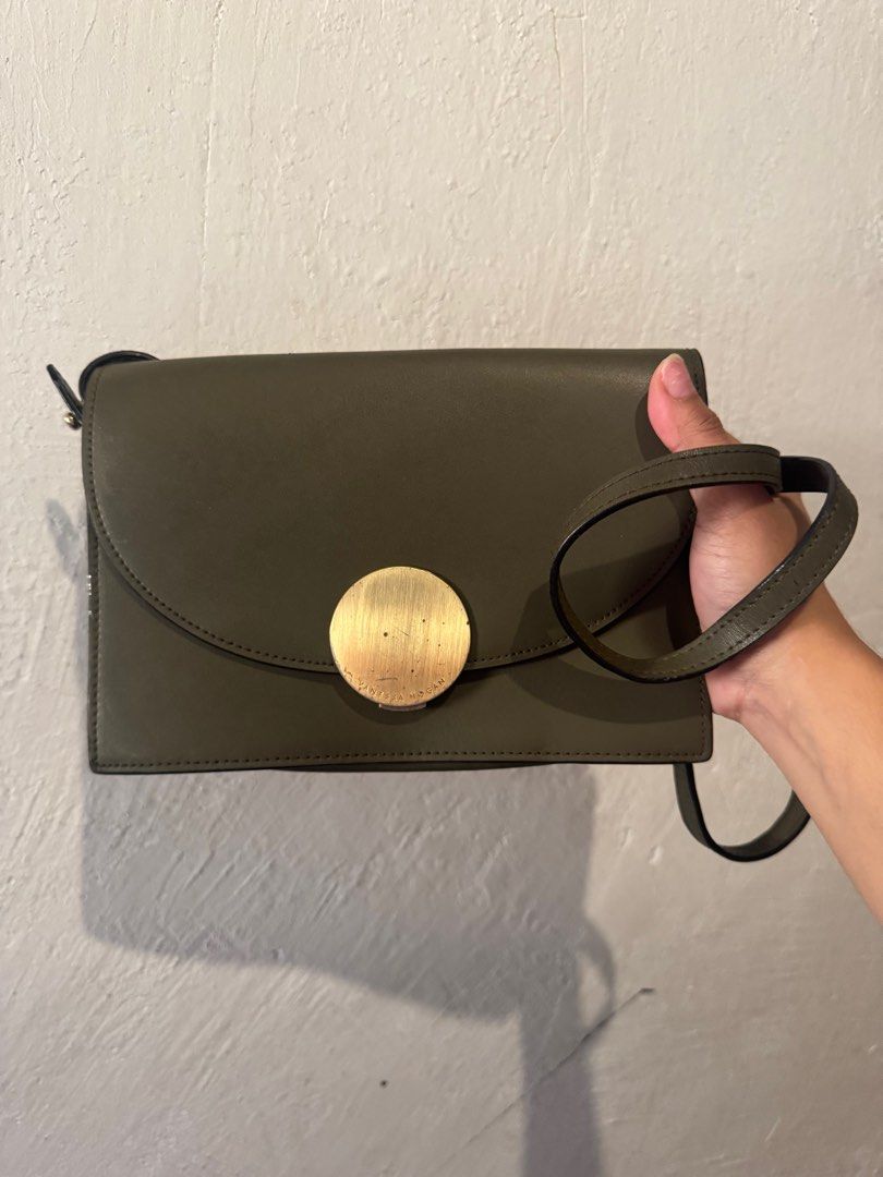 Vanessa Hogan (Category: Cross-body Bags) located in Cebu City. Submitted by iamish_items (Listing ID 1407761009, Image 1). Description: .