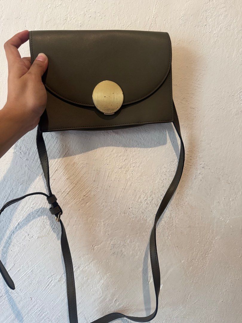Vanessa Hogan (Category: Cross-body Bags) located in Cebu City. Submitted by iamish_items (Listing ID 1407761009, Image 2). Description: .