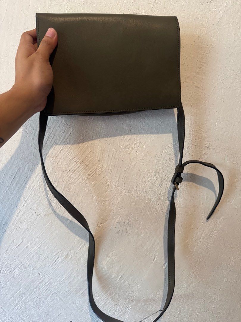 Vanessa Hogan (Category: Cross-body Bags) located in Cebu City. Submitted by iamish_items (Listing ID 1407761009, Image 3). Description: .