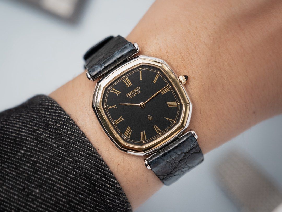 VINTAGE SEIKO BLACK ROMAN TANK WATCH