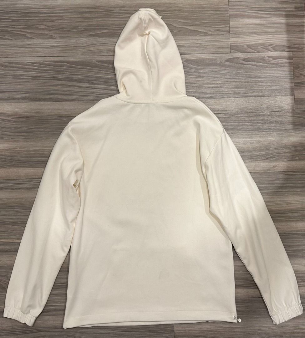 由 chesterhyl (刊登 ID 1407925454，圖片 2) 提交，位於 台北市 (Taipei) 的 ZARA 素色連帽衫/帽T 米白色 男 尺寸S 4087/370/712 (類別：帽Ｔ、大學T)，說明：商品編號：4087/370/712 尺寸S，肩寬51cm、衣長70cm、胸寬53cm、袖長61cm 僅試穿過，但衣服有些微淡淡髒污如圖示，介意者請勿下單。。