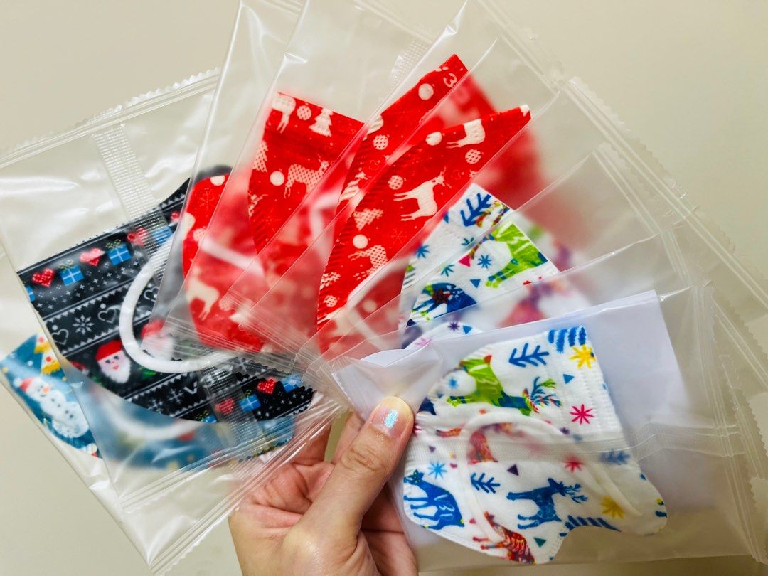 最後 1 盒‼️現貨🎄兒童立體口罩🌟獨立包裝🌟(每盒 10 個 ) 現貨 幼兒 兒童 幼童 限量 聖誕節 聖誕老人 薑餅人 企鵝 雪人 公仔 節日 派對 表演 飾物 學童 一次性口罩 3D BEF PFE VFE > 99% CHRISTMAS PARTY SANTA GINGERBREAD SNOWMAN CARTOON CHARACTERS Level 3 KID FACE MASK （分類：嬰兒及小童流行時尚）位於 Hong Kong。 由 swroom 提交（商品編號 1408051055，圖片 3）。簡介： 😷 $68 盒 , 全新未開封 ( 97.5 x 92 mm) 🎁銷情迅速請早訂購，售完即止‼️ 🛍更多卡通精品玩具FOLLOW US ： carousell.com/swroom 📥INBOX 購買請提供以下資料 ： ▫️付款方式 : PAYME / FPS / ALIPAYHK ▫️郵寄方式： 📮 $10 本地平郵 ( 一般情況 3-4 工作天寄出 ) 