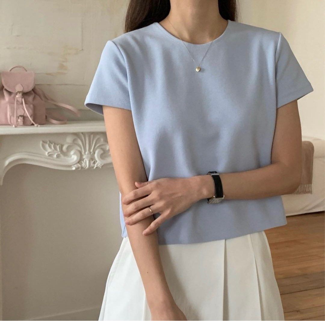 Double V Basic Tee （分類：T-shirt）位於 Hong Kong。 由 jovikl 提交（商品編號 1408108690，圖片 4）。簡介： Basic款短袖上衣 只有黃色 Made in Korea 韓國東大門批發沒有吊牌。