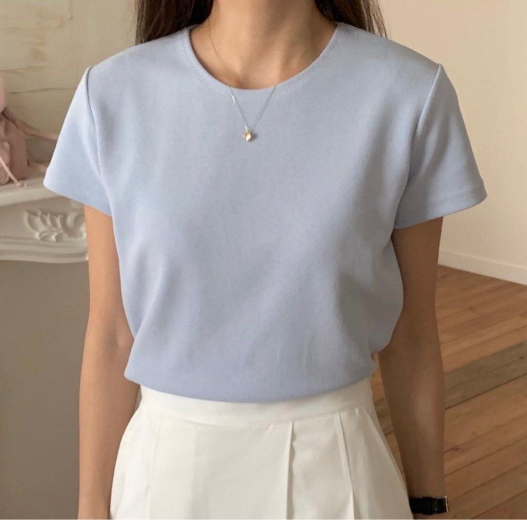 Double V Basic Tee （分類：T-shirt）位於 Hong Kong。 由 jovikl 提交（商品編號 1408108690，圖片 5）。簡介： Basic款短袖上衣 只有黃色 Made in Korea 韓國東大門批發沒有吊牌。