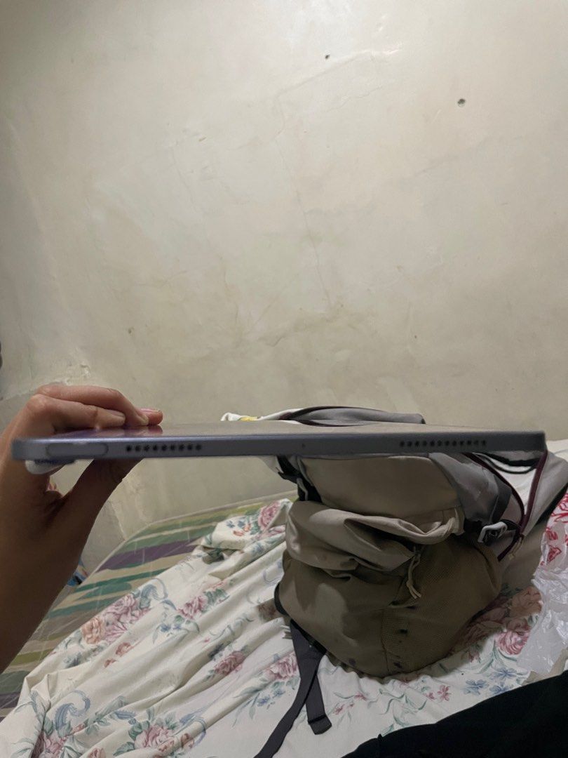 Apple iPad Air 5 (Category: iPad) located in Manila. Submitted by cropptspicy (Listing ID 1408091244, Image 3). Description: CRACKED SCREEN ONLY, No other issues.