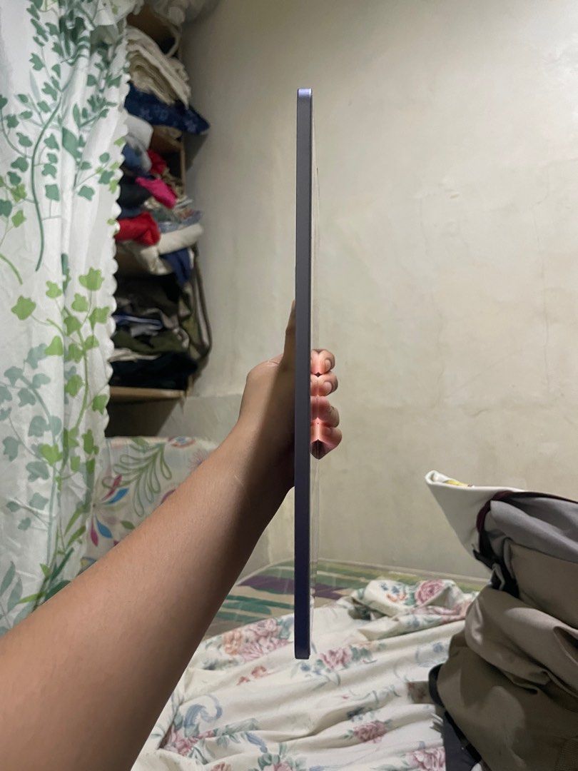 Apple iPad Air 5 (Category: iPad) located in Manila. Submitted by cropptspicy (Listing ID 1408091244, Image 2). Description: CRACKED SCREEN ONLY, No other issues.
