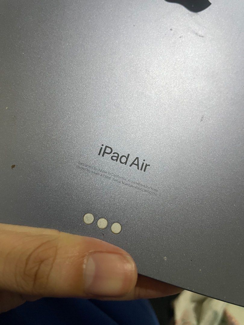 Apple iPad Air 5 (Category: iPad) located in Manila. Submitted by cropptspicy (Listing ID 1408091244, Image 1). Description: CRACKED SCREEN ONLY, No other issues.