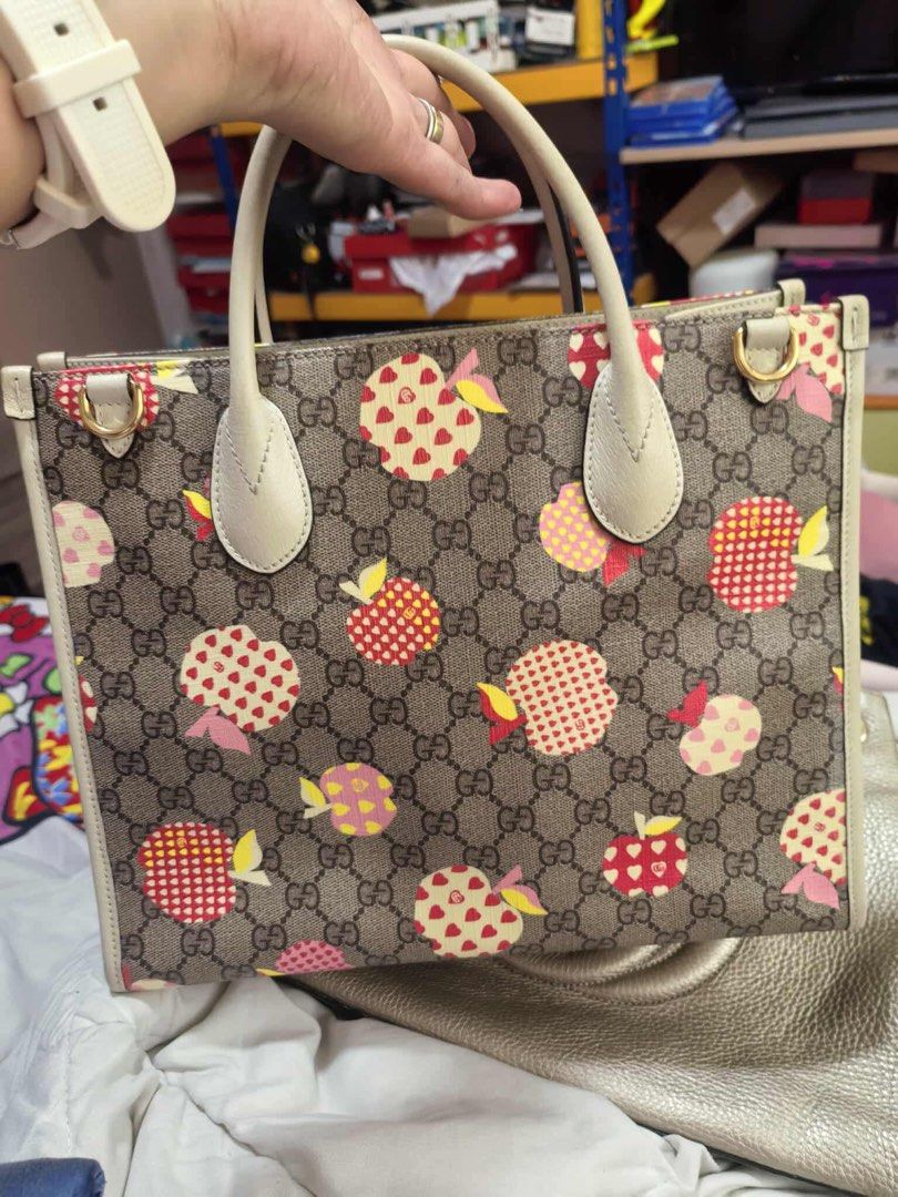 Authentic Gucci (Category: Luxury Accessories) located in Manila. Submitted by chloe_luxuries (Listing ID 1408029834, Image 2). Description: Guaranteed Original Gucci GG supreme tote bag Still in good condition No more inclusion bag only Pm for more details.