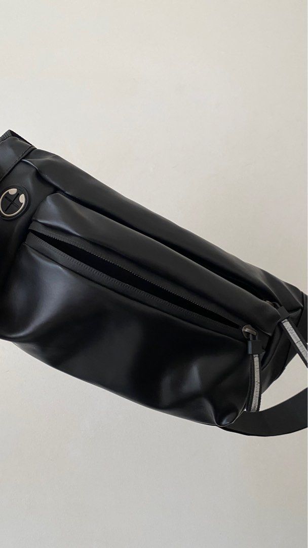 Fanny Pack (Category: Sling Bags) located in Singapore. Submitted by coeenthusiast (Listing ID 1408023313, Image 2). Description: Best for everyday use. .
