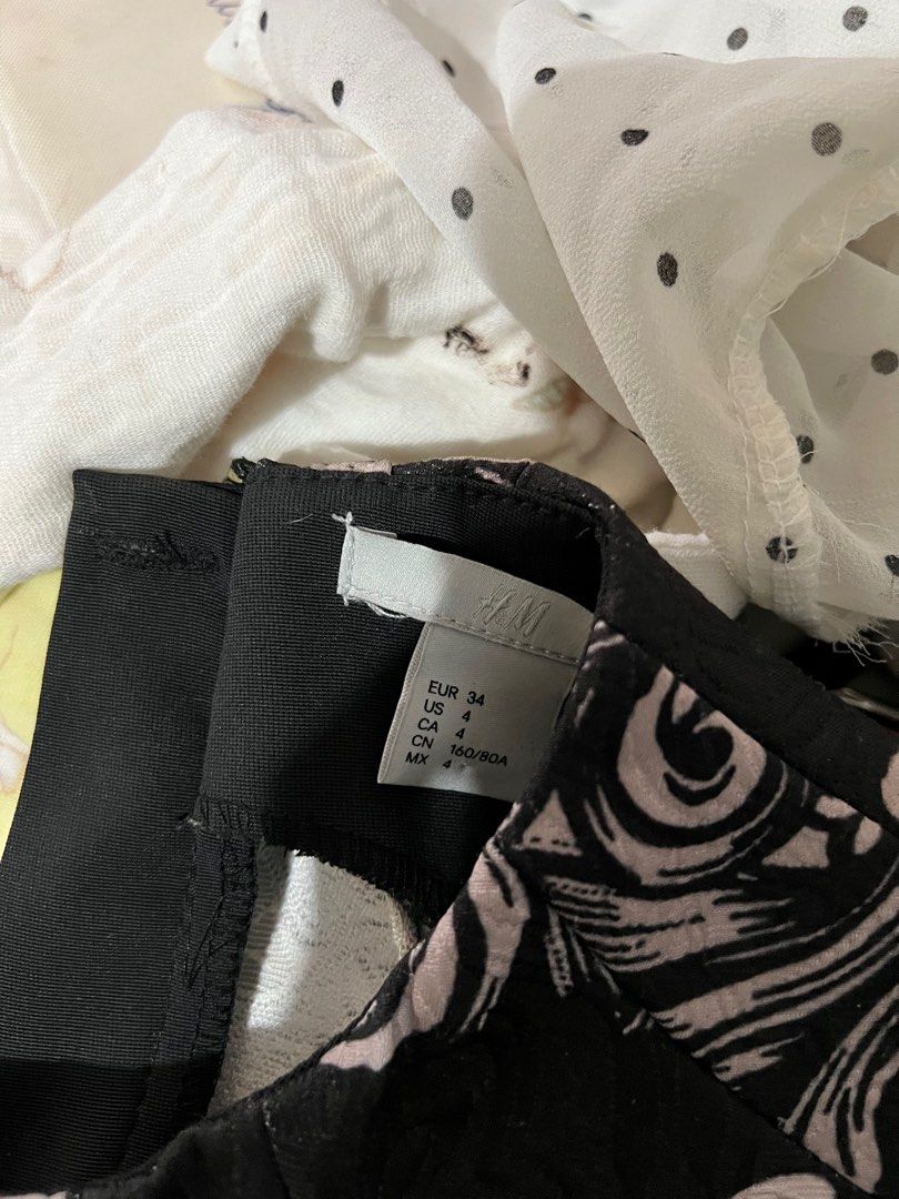 H&M Sleeveless Dress (Category: Dresses) located in Paranaque City. Submitted by tanne. (Listing ID 1408104726, Image 3). Description: - H&M sleeveless dress - Black and white floral pattern - Mandarin collar - Fitted silhouette - Size 4 - Perfect for special occasions.