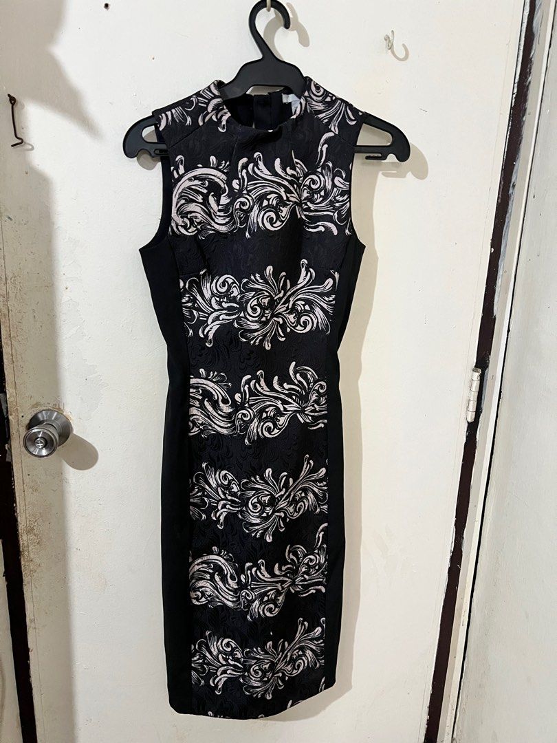 H&M Sleeveless Dress (Category: Dresses) located in Paranaque City. Submitted by tanne. (Listing ID 1408104726, Image 2). Description: - H&M sleeveless dress - Black and white floral pattern - Mandarin collar - Fitted silhouette - Size 4 - Perfect for special occasions.