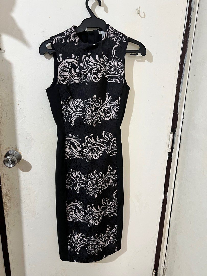 H&M Sleeveless Dress (Category: Dresses) located in Paranaque City. Submitted by tanne. (Listing ID 1408104726, Image 1). Description: - H&M sleeveless dress - Black and white floral pattern - Mandarin collar - Fitted silhouette - Size 4 - Perfect for special occasions.