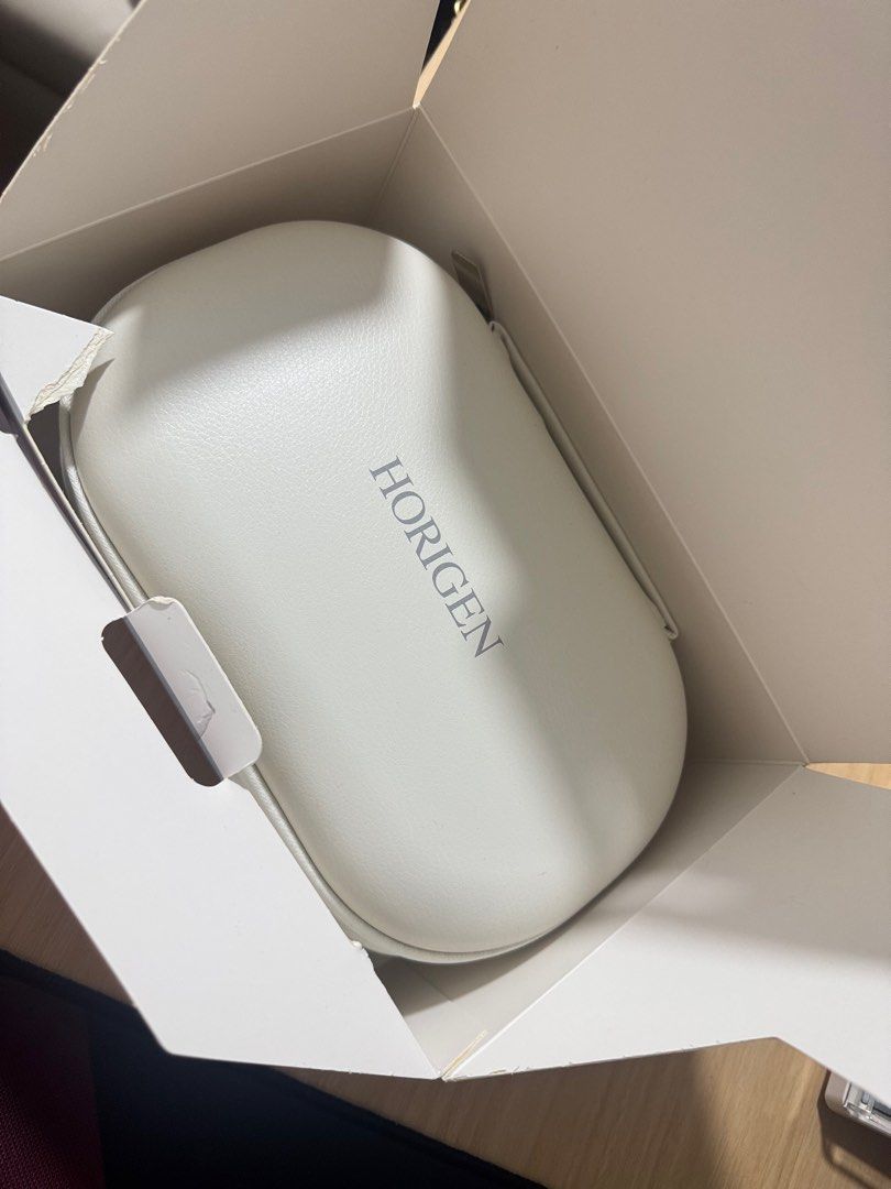 Horigen Easmore E4 wearable Breast Pump (Category: Breastfeeding & Bottle Feeding) located in Pasig City. Submitted by cyebem (Listing ID 1408014867, Image 2). Description: - Like new - Just Open , but never been use - brought 7K plus.