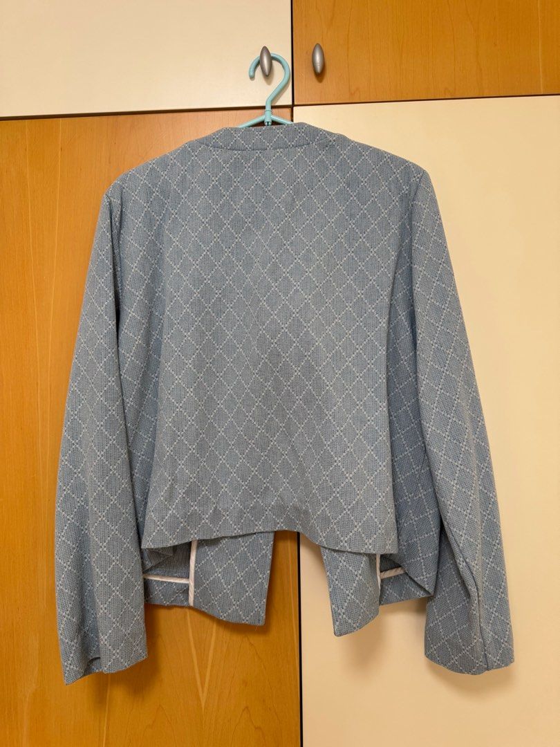 Jacket (Category: Coats, Jackets and Outerwear) located in Singapore. Submitted by reisyap (Listing ID 1407952951, Image 4). Description: .