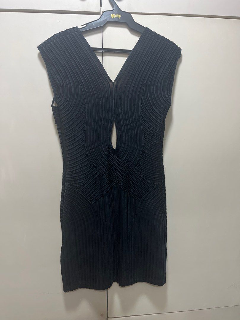 Kardashians Bebe Black Cocktail Dress (Category: Dresses) located in Malabon City. Submitted by ann1ere (Listing ID 1408065751, Image 3). Description: - Kardashians Bebe sleeveless black dress - Size: S - Features a flattering V-neckline - Unique textured design - Includes a small back opening - bought in Singapore.