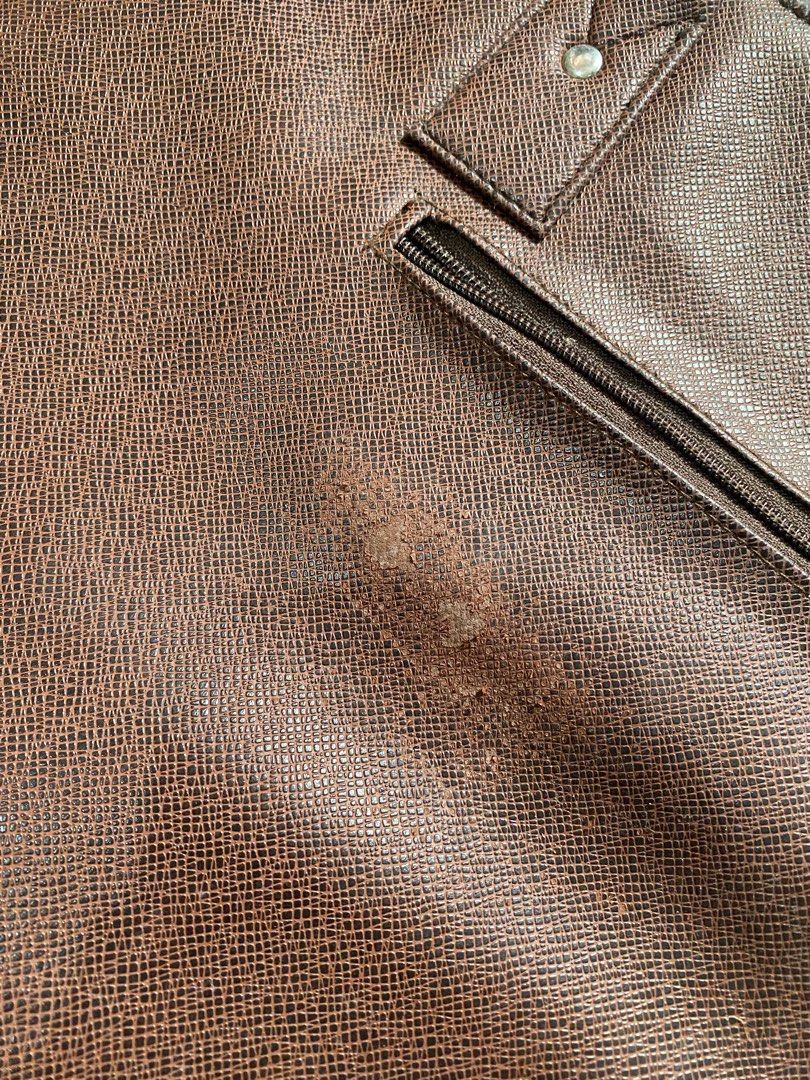 LAPTOP BAG (Category: Luxury Bags & Wallets) located in Manila. Submitted by mikeymutia (Listing ID 1407976099, Image 3). Description: may onting scratch pero sobrang tibay parin. 4 times ko lang nagamit.