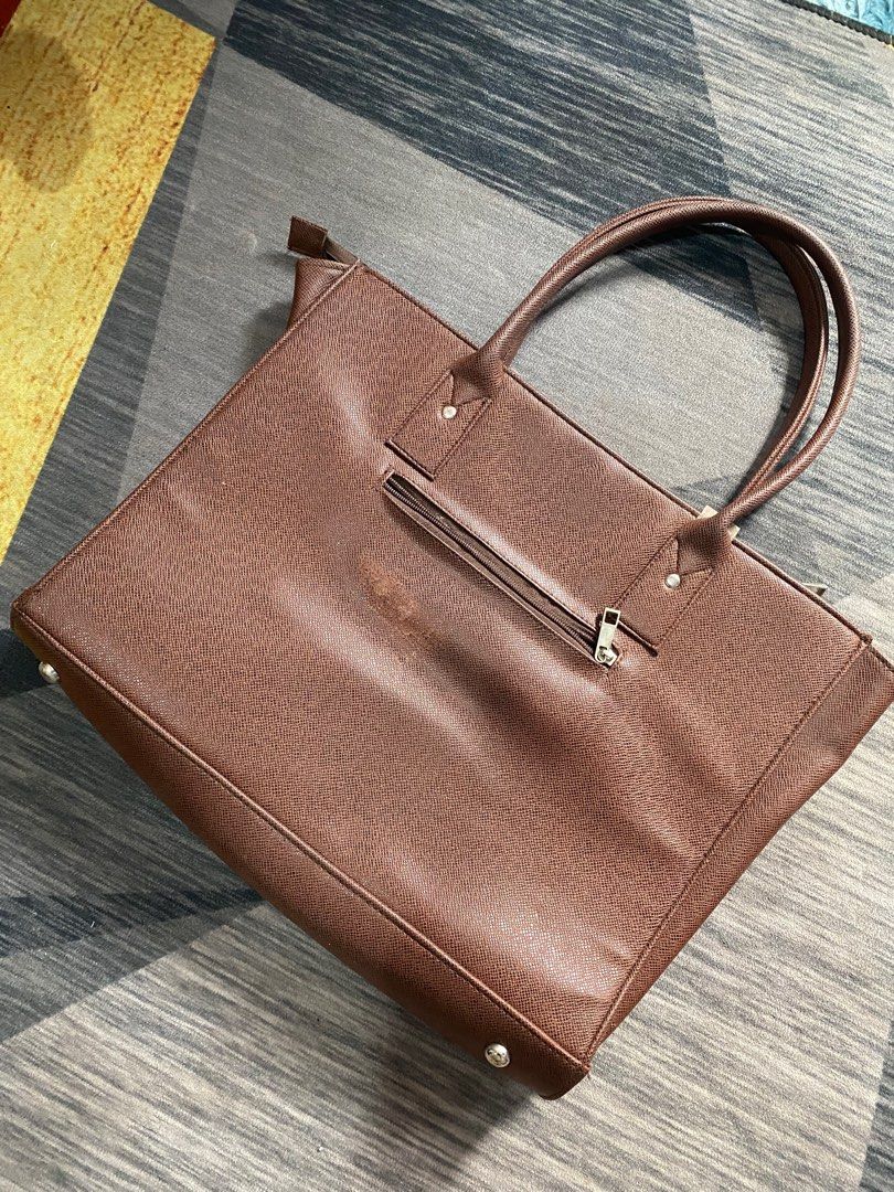 LAPTOP BAG (Category: Luxury Bags & Wallets) located in Manila. Submitted by mikeymutia (Listing ID 1407976099, Image 2). Description: may onting scratch pero sobrang tibay parin. 4 times ko lang nagamit.