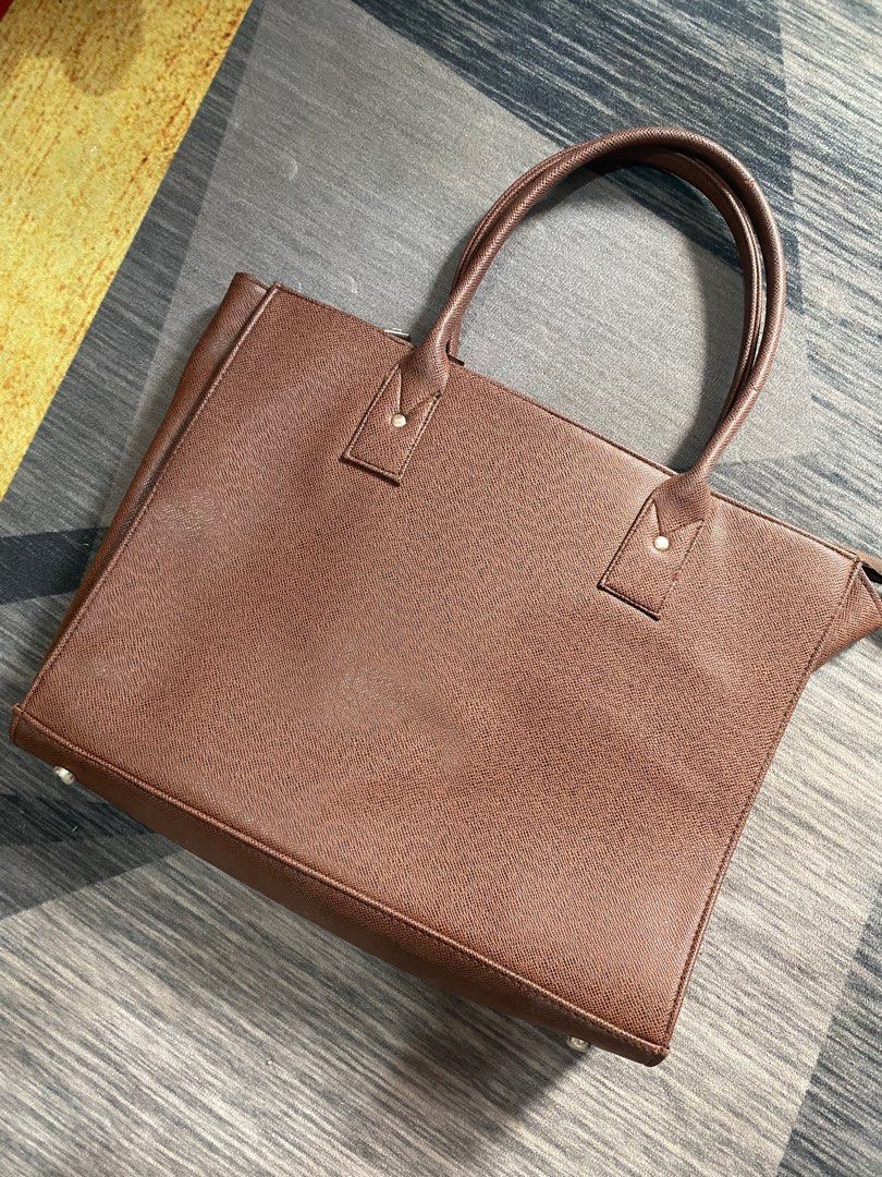 LAPTOP BAG (Category: Luxury Bags & Wallets) located in Manila. Submitted by mikeymutia (Listing ID 1407976099, Image 1). Description: may onting scratch pero sobrang tibay parin. 4 times ko lang nagamit.
