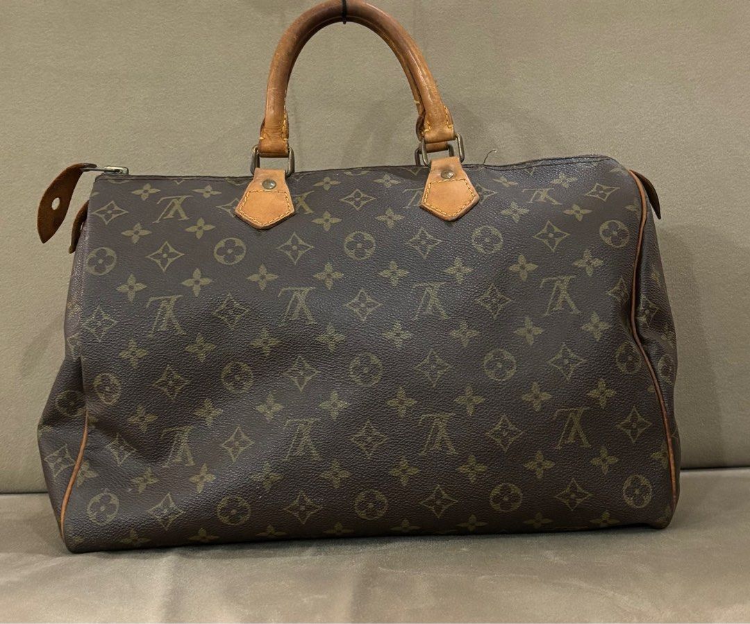 Louis Vuitton Speedy 35 (Category: Luxury Bags & Wallets) located in Paranaque City. Submitted by katlouieleandicho (Listing ID 1408022556, Image 3). Description: 💯Authentic With small cuts on the zipper tape but can still be closed and functional .