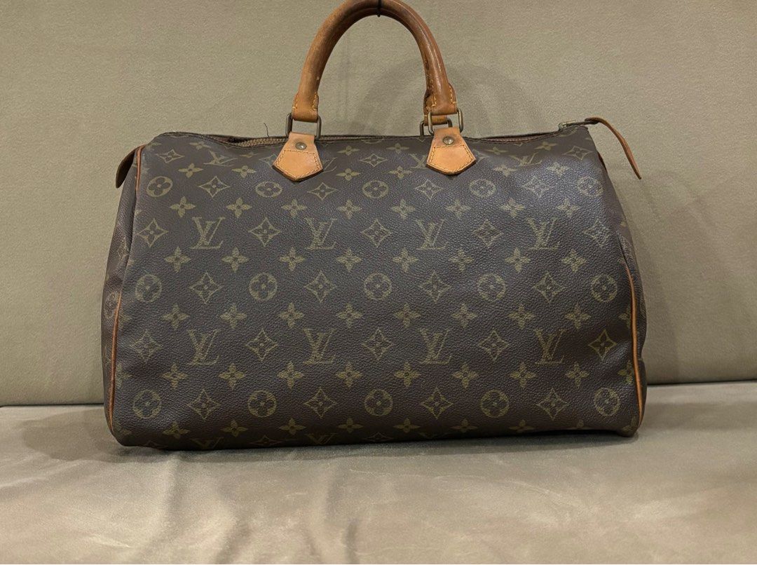 Louis Vuitton Speedy 35 (Category: Luxury Bags & Wallets) located in Paranaque City. Submitted by katlouieleandicho (Listing ID 1408022556, Image 2). Description: 💯Authentic With small cuts on the zipper tape but can still be closed and functional .