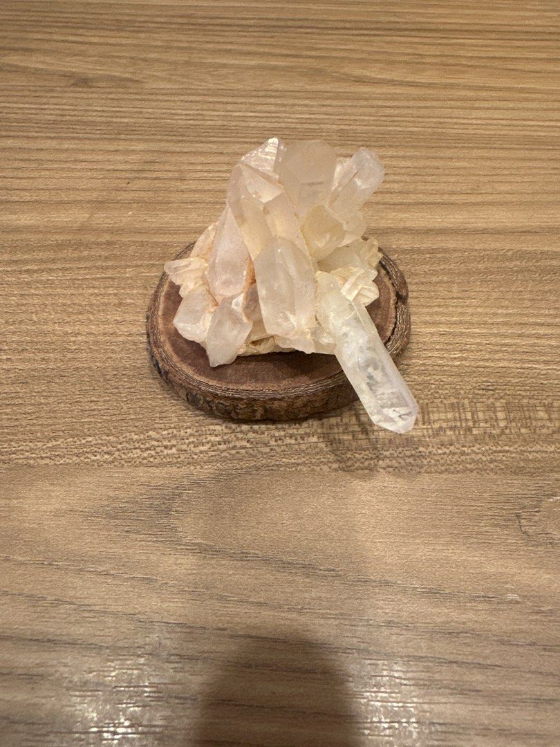 QuartzCrystalClusteronWoodenBase