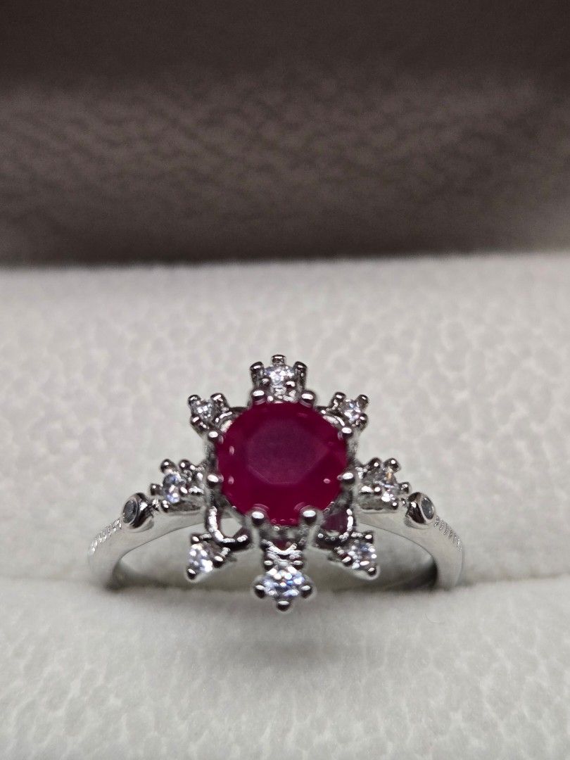 Ruby and Diamond Snowflake Ring （分類：戒指）位於 Hong Kong。 由 beanfox-the_occasion_edit 提交（商品編號 1408065166，圖片 1）。簡介： Elegant ring featuring a vibrant ruby center stone surrounded by sparkling diamonds. The ring has a snowflake design with intricate detailing on the band. A beautiful piece for any occasion.。