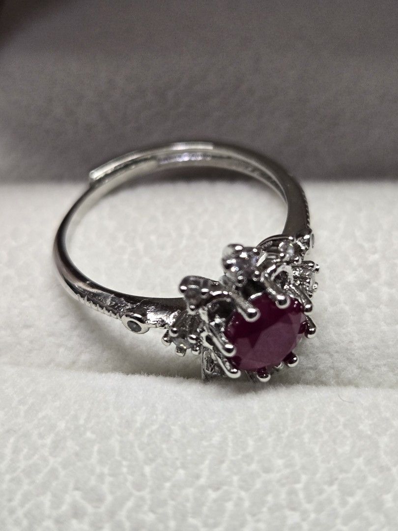 Ruby and Diamond Snowflake Ring （分類：戒指）位於 Hong Kong。 由 beanfox-the_occasion_edit 提交（商品編號 1408065166，圖片 3）。簡介： Elegant ring featuring a vibrant ruby center stone surrounded by sparkling diamonds. The ring has a snowflake design with intricate detailing on the band. A beautiful piece for any occasion.。