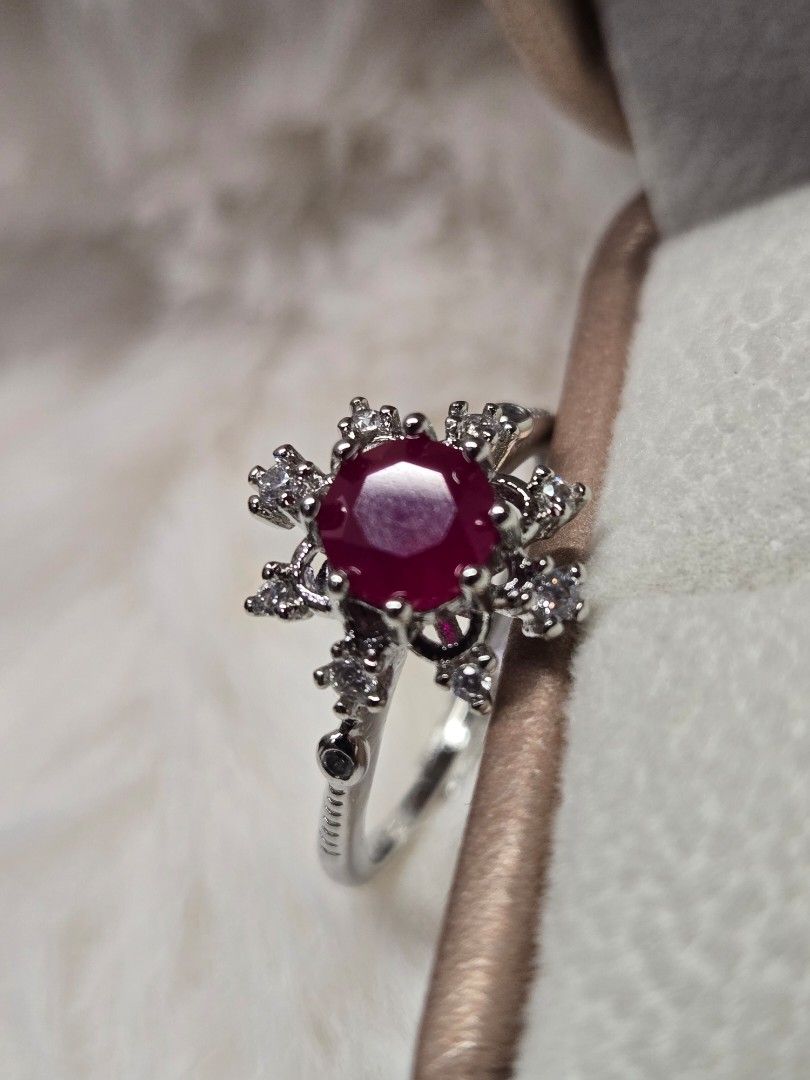 Ruby and Diamond Snowflake Ring （分類：戒指）位於 Hong Kong。 由 beanfox-the_occasion_edit 提交（商品編號 1408065166，圖片 2）。簡介： Elegant ring featuring a vibrant ruby center stone surrounded by sparkling diamonds. The ring has a snowflake design with intricate detailing on the band. A beautiful piece for any occasion.。