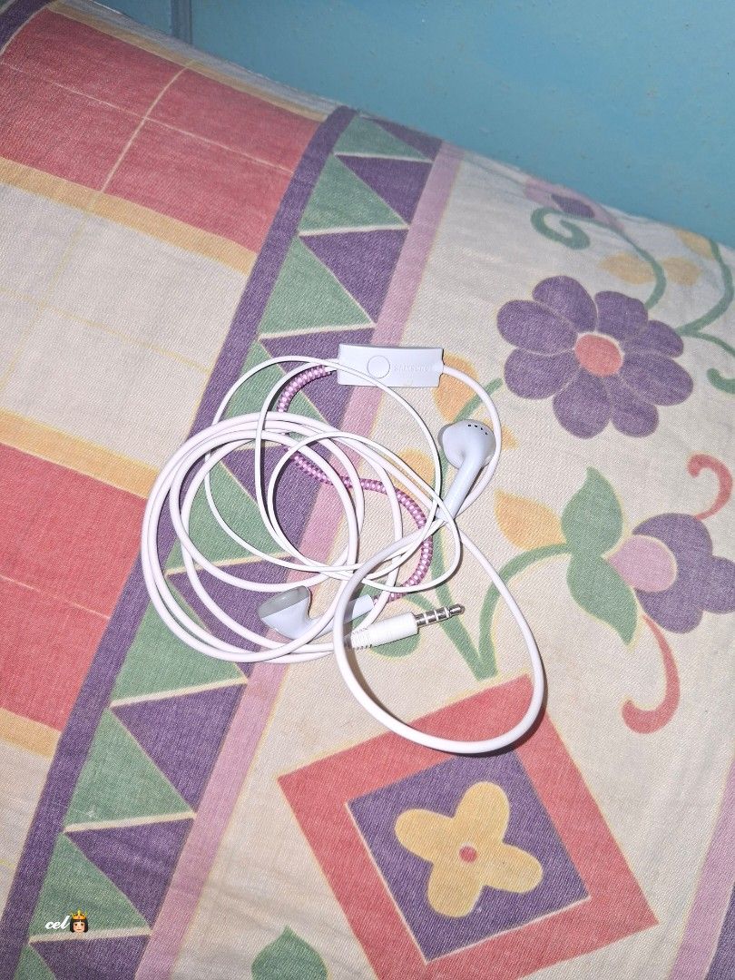 samsung headset (Category: Earphones) located in Binangonan. Submitted by cel02226 (Listing ID 1407977101, Image 2). Description: original samsung headset no issues 🤚🏻 location: Binangonan,Rizal📌.