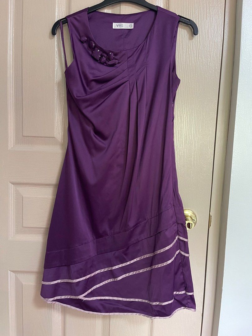 Sleeveless Silky Formal Dress (Category: Dresses) located in Batangas. Submitted by klv_24 (Listing ID 1407962958, Image 2). Description: Silky dress with inner lining Side zip Color may vary due to Lightning Items maybe have flaws/stain or dirt very minimal and unnoticeable but still wearable. Please limit your expectation. Payment first thru Gcash/Maya Delivery Fee/Shipping fee c/o to Buyer Thank you po..