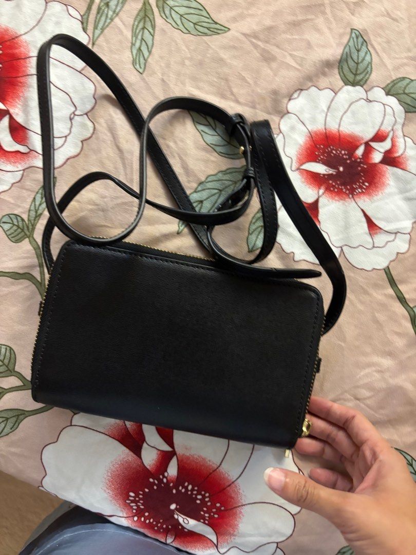 Tory Burch Crossbody (Category: Luxury Bags & Wallets) located in Quezon City. Submitted by myvintagefinds (Listing ID 1407941500, Image 3). Description: Selling Tory Burch WOC from personal collection.