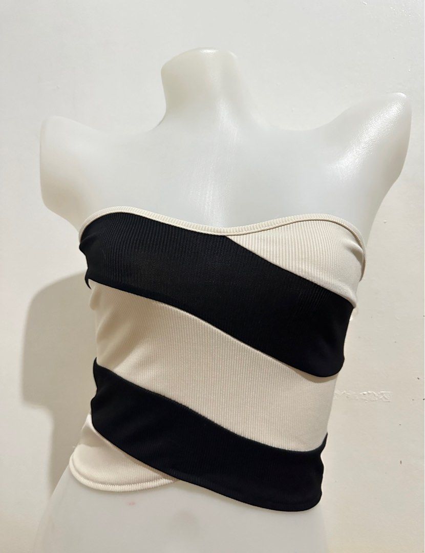 Two Tone Crop Tube Top (Category: Others Tops) located in Quezon City. Submitted by krishramos (Listing ID 1407968629, Image 1). Description: USED ONCE Two Tone Crop Tube Top 🖤 SMALL but can also fit medium-ish frames. Stretchable. LIKE NEW QUALITY..