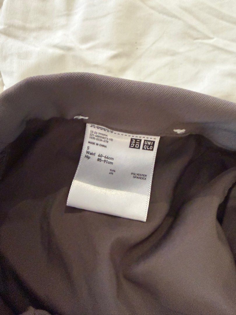 Uniqlo grey tapered trousers (Category: Other Bottoms) located in Quezon City. Submitted by carmiizzle (Listing ID 1407977845, Image 3). Description: .