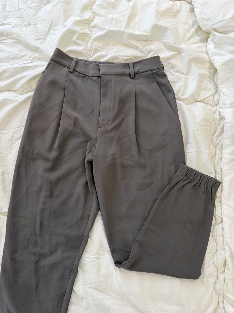 Uniqlo grey tapered trousers (Category: Other Bottoms) located in Quezon City. Submitted by carmiizzle (Listing ID 1407977845, Image 2). Description: .