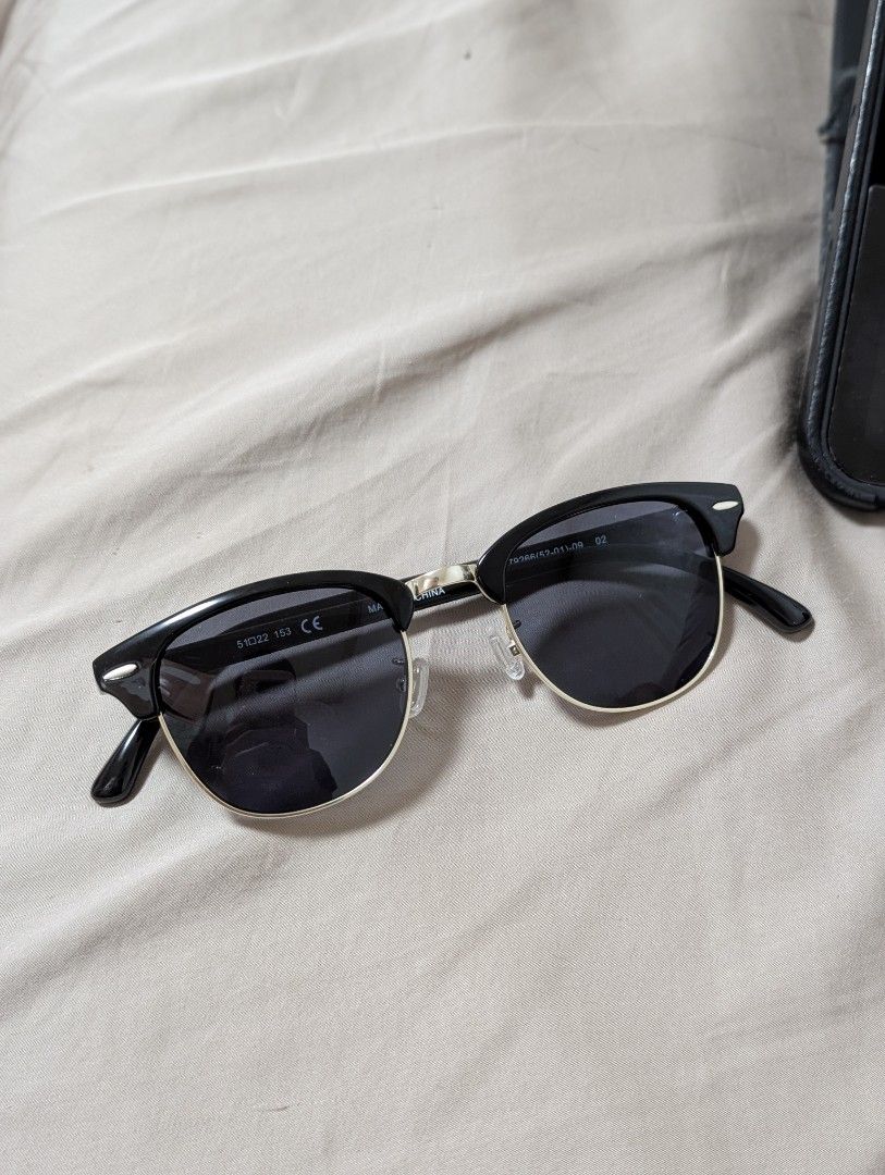 Uniqlo Sunglasses 09 Black (Category: Sunglasses & Eyewear) located in Valenzuela. Submitted by neromiii (Listing ID 1408026734, Image 1). Description: Preloved like new Used only twice Uniqlo sunglasses with UV protection Bought in Japan rfs: I always forget to bring my sunglasses when travelling kaya I ended up buying new ones then just storing them after 😅.