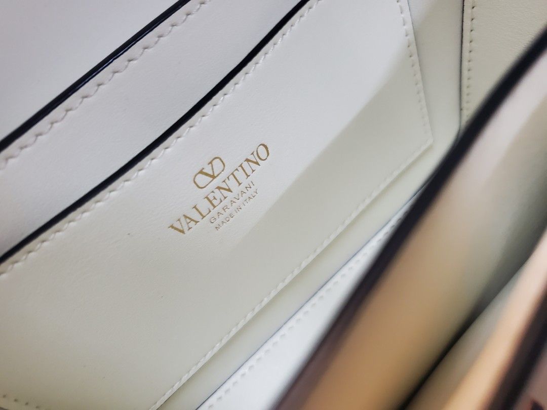 Valentino Sling bag (Category: Luxury Bags & Wallets) located in Manila. Submitted by mavel0817 (Listing ID 1407948964, Image 3). Description: Valentino 2way Leather etikita .