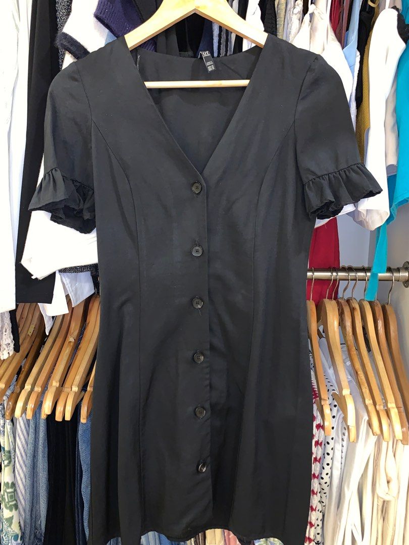 Zara Black Dress (Category: Dresses) located in Quezon City. Submitted by declutterqa (Listing ID 1408093301, Image 2). Description: ⭐️ really cute, barely used! hang string broken Please read before asking questions! 🪭 Items are slightly negotiable as I am heavily decluttering, no swaps/trades. 🧾 Payment via GCASH/BPI QR 🛵 Delivery within metro manila thru grab/lalamove booking by buyer. Delivery outside of Metro Manila via LBC ONLY/Flash Exp
