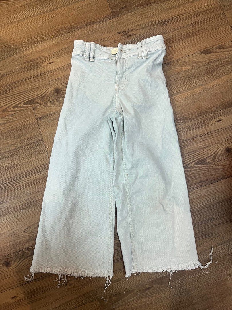 Zara Kid’s pants (Category: Babies & Kids Fashion) located in Las Pinas. Submitted by odee25 (Listing ID 1407979401, Image 1). Description: fits 3-5 yrs old .