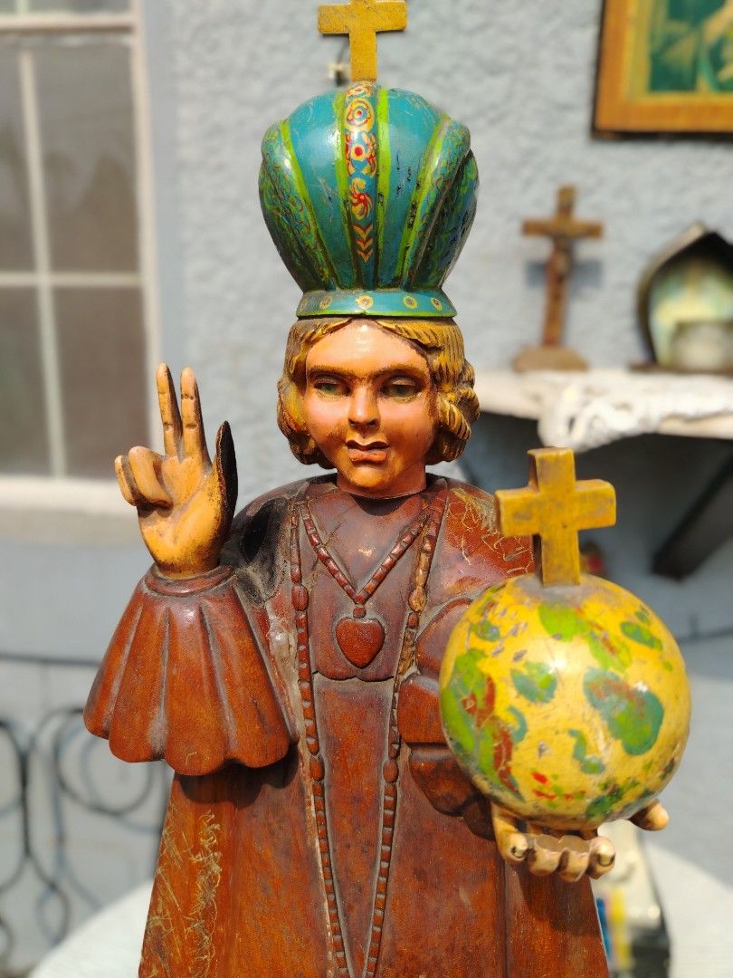 Antique Santo Niño de Cebu Statue (Category: Religious Items) located in Caloocan City. Submitted by josephine09200 (Listing ID 1408297717, Image 3). Description: - Antique Santo Niño Statue - Features a wooden base - Detailed depiction of the Infant Jesus - Adorned with a crown - Holds a globe - Dressed in a long robe - Includes a cross pendant - Religious item INFANT JESUS OF PRAQUE 28 INCHES HEIGHT .