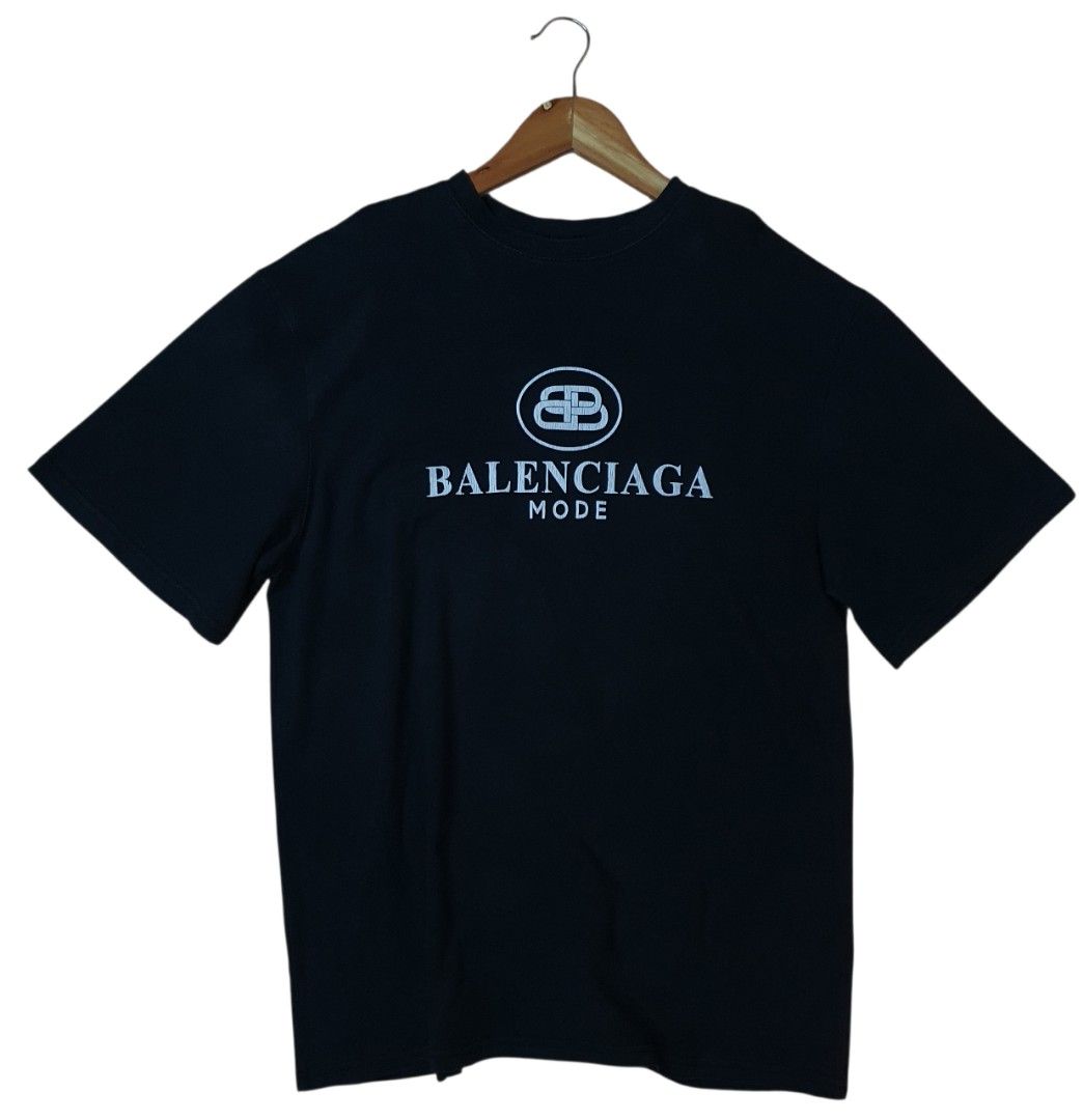 Balenciaga Mode Black T-shirt (Category: Tshirts & Polo Shirts ) located in Manila. Submitted by pareng69 (Listing ID 1408164874, Image 1). Description: 🔴BALENCIAGA MODE🔴 MINE: 400.00 DIMES: 22 by 29- Balenciaga Mode T-shirt - White Balenciaga logo on the front - Crew neck design - Short sleeves - Made from a soft material.