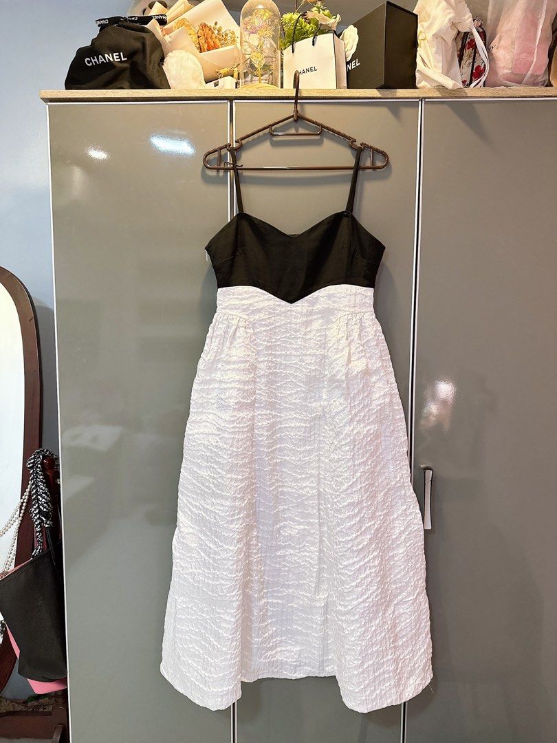 Black and White Midi Dress (Category: Dresses) located in Marikina City. Submitted by prelovedbyerickaa (Listing ID 1408260700, Image 1). Description: – 10/10 🌟 Onhand – No return, no exchange, & no refund 🤍 – SF NOT included – MOP: BDO/ gcash – MOD: lalamove/ j&t - Black and white midi dress - Size M Features: - Black bodice - Textured white skirt - Thin straps - Concealed side zipper - Flattering silhouette.