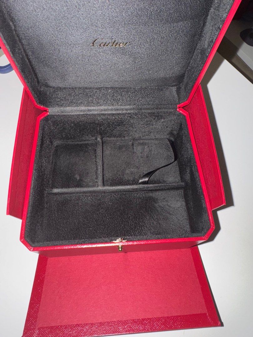 Cartier 手錶盒Watch box （分類：手錶）位於 Hong Kong。 由 zhang2023 提交（商品編號 1408117602，圖片 3）。簡介： Cartier 手錶盒。