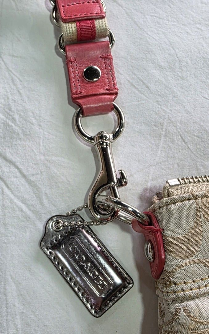 Coach Poppy Crossbody Bag (Category: Cross-body Bags) located in Baguio. Submitted by grumpygranny (Listing ID 1408239586, Image 3). Description: measurements: 9.9" X 7.5" WYSIWYT..item is exactly as listed. ➡️ please purchase with the understanding that this is a USED item. if you are sensitive to this condition, please do not purchase. ➡️ please check my profile, only those who understand are welcome to purchase..