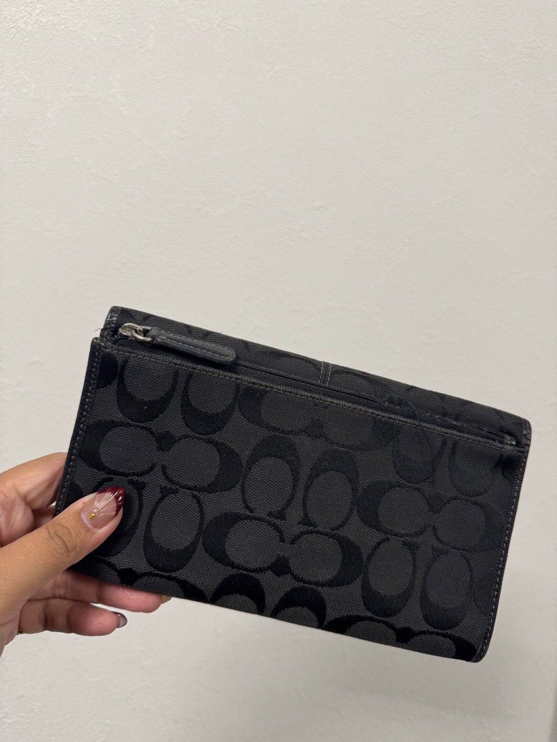 Coach Trifold Signature Wallet (Category: Luxury Bags & Wallets) located in Pasay City. Submitted by chooomz (Listing ID 1408253107, Image 2). Description: - bought this from Japan - has issue: the zipper part on the back is sewn (hindi sinabi ni seller huhu) mop: gcash, gotyme mod: lalamove, j&t.