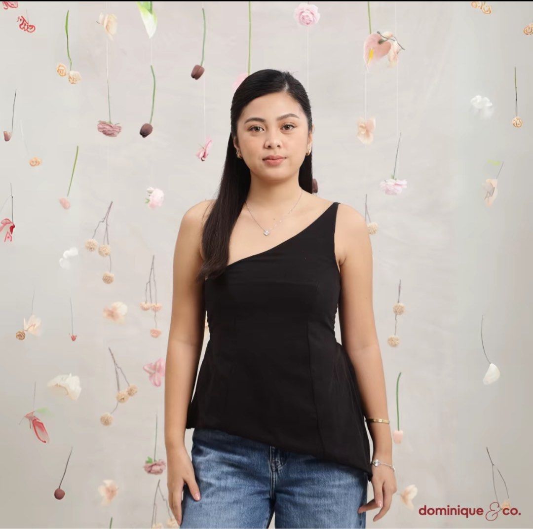 Dominique & Co Black Asymmetrical Top (Category: Sleeveless) located in Nueva Valencia. Submitted by lululeimon (Listing ID 1408232604, Image 1). Description: Used once Best fit XS.