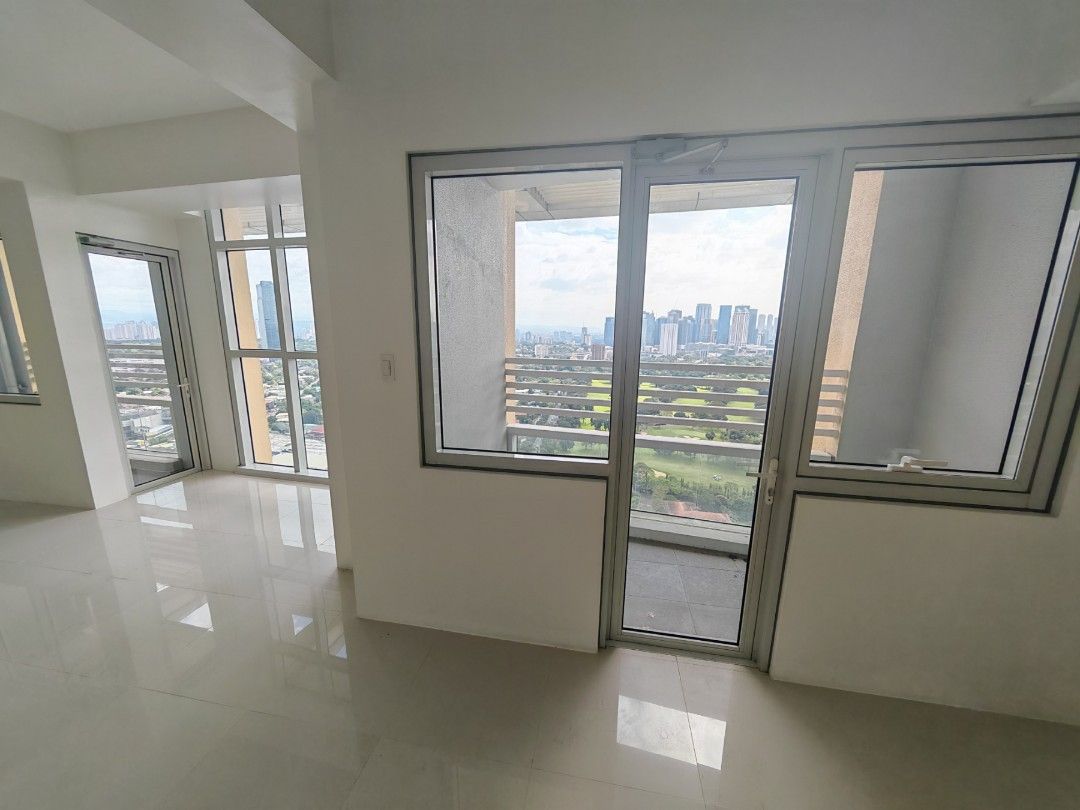 Greenhills 4 BEDROOMS Bare (Category: Apartments & Condos) located in Quezon City. Submitted by bengco99 (Listing ID 1408160420, Image 3). Description: 5 year old building, near Ica Xavier, La Salle n Ob Montessori, walk to Unimart n Gh mall Bare 4 Bedrooms plus maids room. golf view Wackwack. 157 square..2 balconies for details please contact Beng at 0916-638-4533. 0998-367-9008.