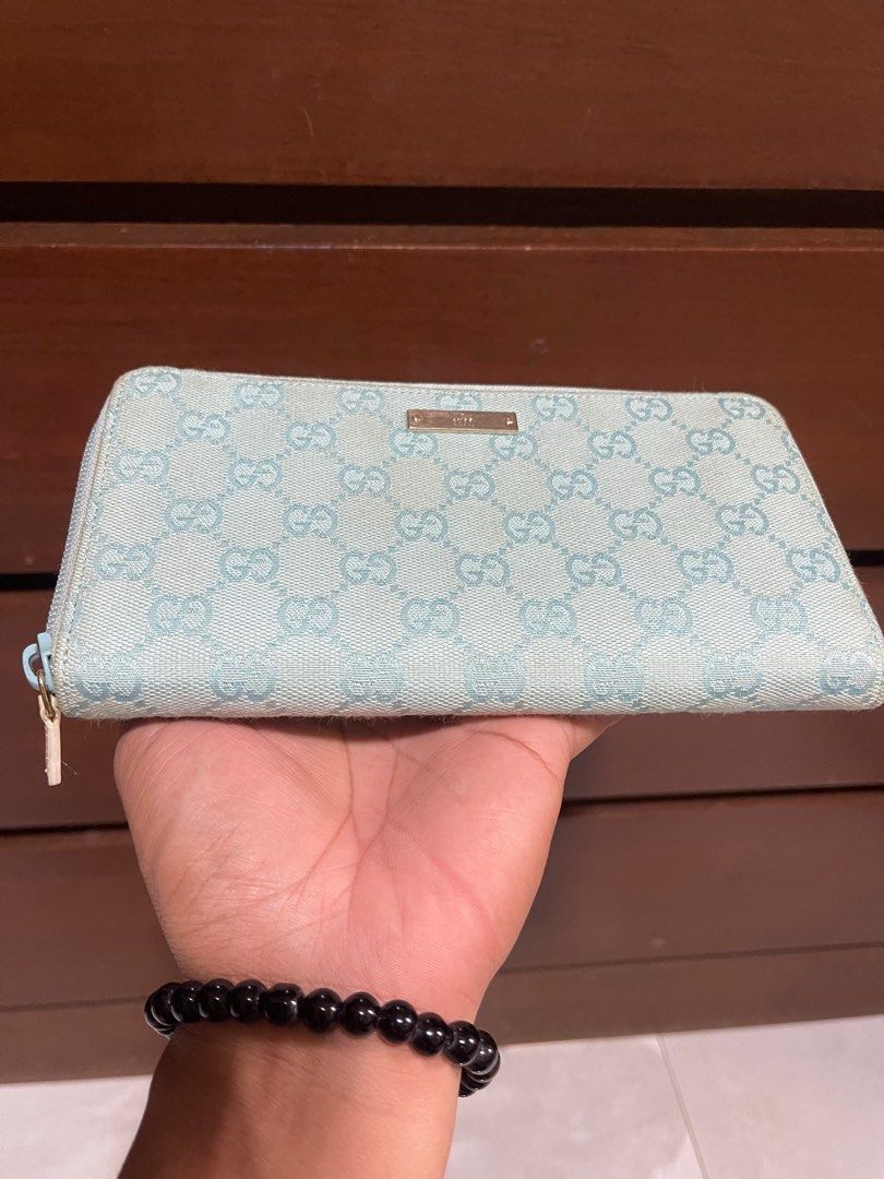 Gucci Zip Around Bifold Wallet (Category: Luxury Bags & Wallets) located in Bacnotan. Submitted by anosellmo (Listing ID 1408163769, Image 2). Description: In great condition No fades on canvass Clean.
