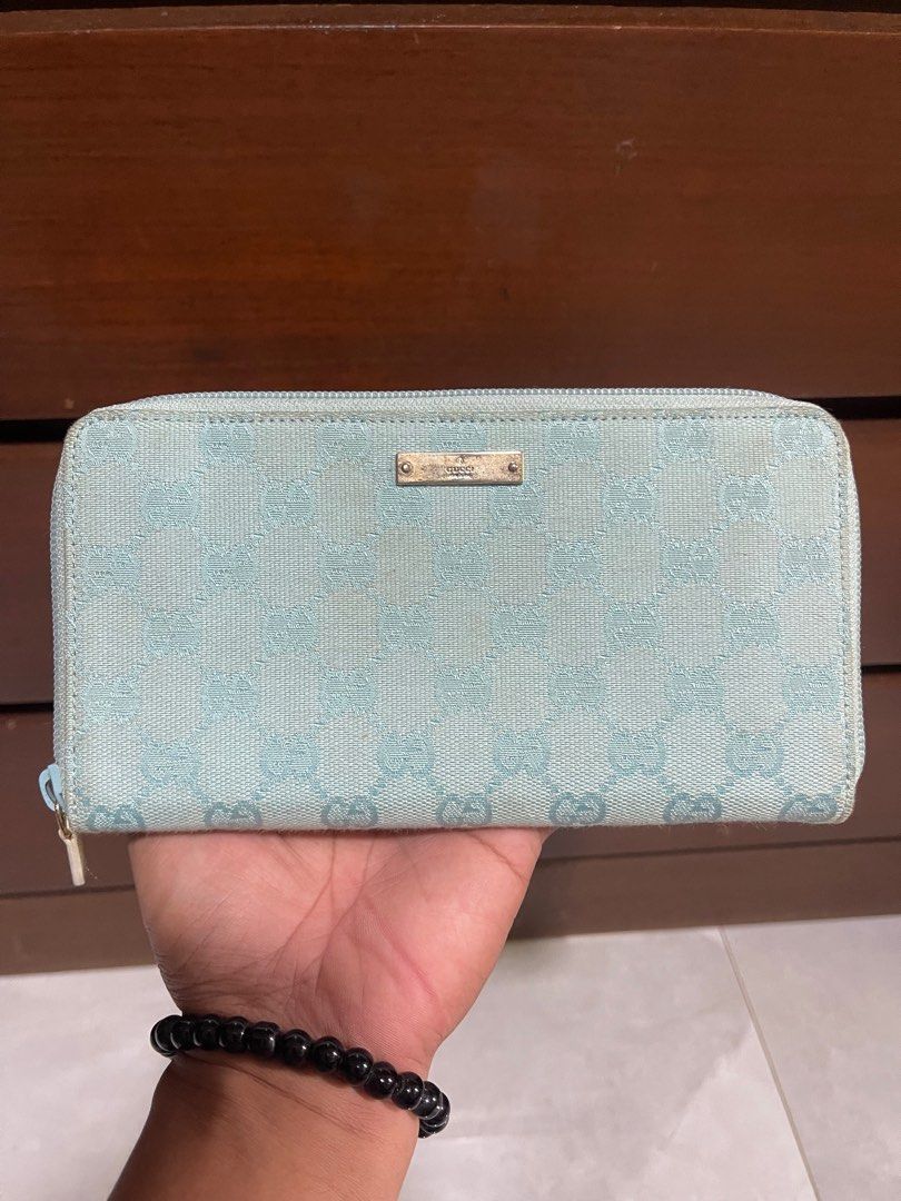 Gucci Zip Around Bifold Wallet (Category: Luxury Bags & Wallets) located in Bacnotan. Submitted by anosellmo (Listing ID 1408163769, Image 1). Description: In great condition No fades on canvass Clean.
